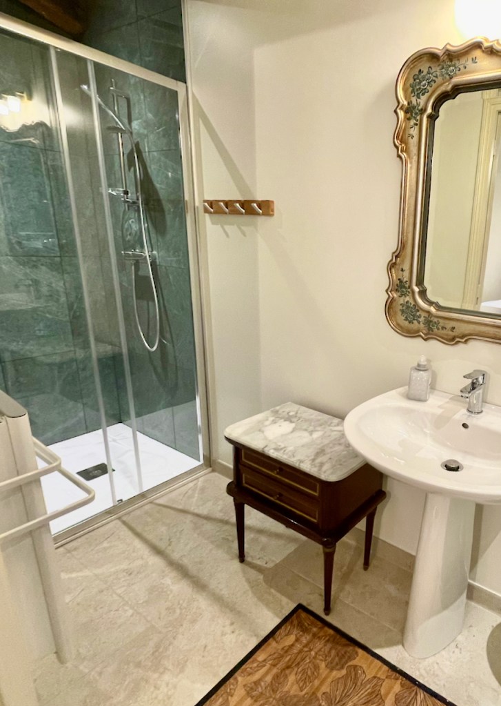 Bathroom 3 Maison Delluc Beynac France