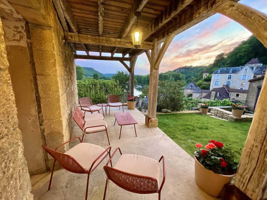 Maison Delluc- Relive the adventures of the day while relaxing on the garden-level patio